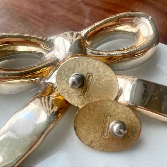 Richelieu Vintage Gold Framed Oval Pearl Earrings - Picture 3 of 6